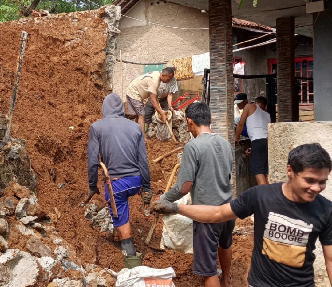 Warga Kampung Babakan Asem Purasari Gotong Royong Bersihan Matrial Longsor 