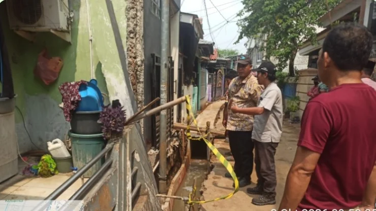 Teras dan Rumah Warga Ambruk,Akibat Galian Saluran,SDA Jakbar Disorot.