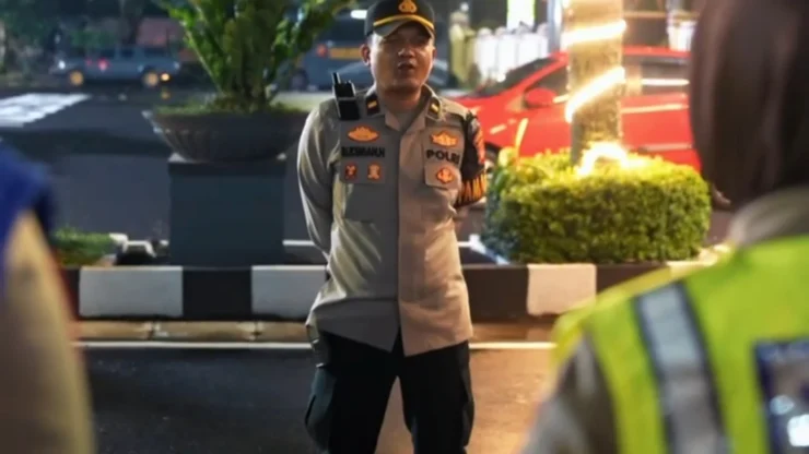 Polres Bogor Gelar Patroli Jalan Kaki di Alun-Alun Pemda, Sampaikan Himbauan Kamtibmas kepada Masyarakat