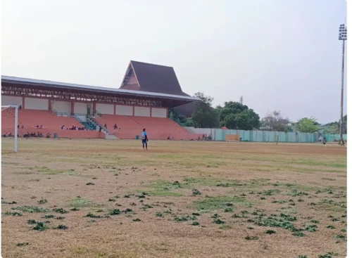 Kondisi Lapangan Sepak Bola Cendrawasih di Jakarta Barat yang gersang, berdebu, dan nyaris tanpa rumput akibat terkendala anggaran perawatan fasilitas olahraga milik Pemprov DKI Jakarta.