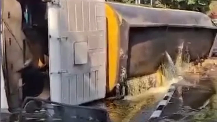 Truk Tangki Terguling di Samping Masjid Agung Gresik, Cairan Tumpah Bikin Jalan Licin