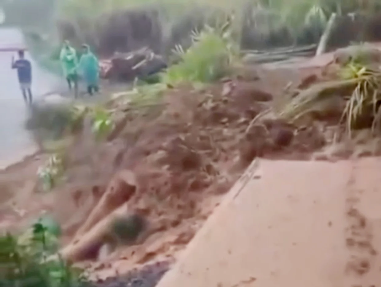 Tanah longsor akibat hujan deras di Dusun Kaliwadas, Desa Mlaya, Kecamatan Punggelan, Banjarnegara, yang merusak bagian samping dan depan rumah warga.