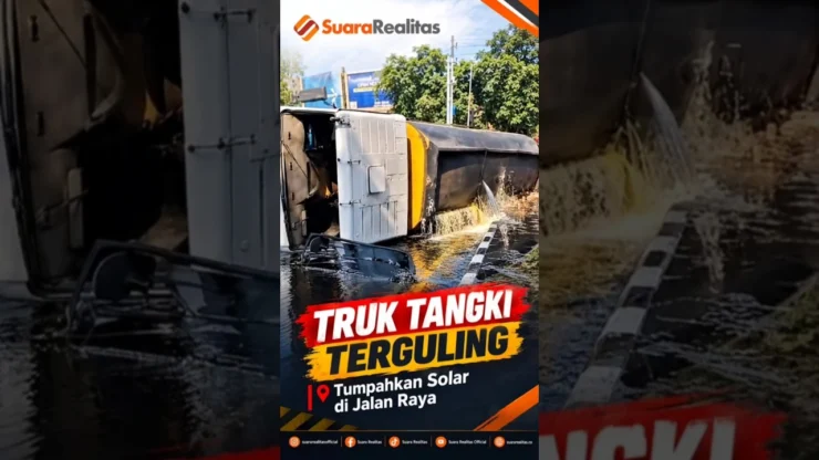 Truk Tangki Terguling, Tumpahkan Solar di Jalan Raya Masjid Agung Gresik